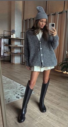 Winter 2020 Fashion Trends, Ny Fashion Week 2023 Street Style, Autumn Winter 2023 2024 Fashion Trends, Oslo Street Style, Mountain Chic Fashion, Looks Party, Paris Outfits, Cooler Look, Jacket Outfit