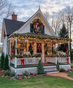 American Style Homes, Christmas House Lights, Little Cottages, Cozy Christmas Decor, Dream Craft Room, Christmas Farm, Tiny Cottage, Christmas Lovers, Christmas Porch