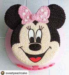 a minnie mouse cake with pink bow on top