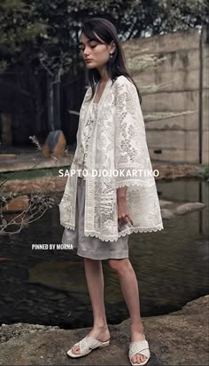 Sapto Djojokartiko - Indonesia 🇮🇩 Lace Outer Outfit, Saptodjojokartiko Outer, Saptodjojokartiko Dress, Payet Dada, Outfit Lebaran Simple, Payet Leher, Payet Kebaya, Outer Outfit, Long Shirt Outfits