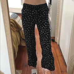 Super Cute Flowy Floral Pants With A Stretchy Waistband (See Third Picture). Would Look Cute As A Summertime Outfit Or Even As Loungewear. These Are Too Short For Me, They Would Be A Normal Length For Someone Shorter Than 5’11”. Never Worn, Only Tried On! Forever 21 Casual Bottoms With Elastic Waistband, Trendy Forever 21 Bottoms With Elastic Waistband, Fitted Pants With Elastic Waistband For Day Out, Casual Trousers By Forever 21, Forever 21 Casual Trousers, Spring Loungewear Bottoms By Forever 21, Forever 21 Black Bottoms For Spring, Casual Stretch Bottoms By Forever 21, Forever 21 Spring Loungewear Bottoms