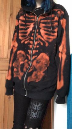 Emo Gifts Diy, Bleach Clothes Design Aesthetic, Bleach Skeleton Hoodie, Bleached Hoodie Ideas, Bleached Skeleton Hoodie, Bleach Clothing Art, Bleach Shirt Diy Ideas, Bleach Skeleton