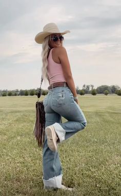 Jacket Over Tank Top Outfit, Cute Western Going Out Outfits, How To Style Western Outfits, Western Ball Cap Outfit, Country Outfit For Concert, Drinking Party Outfit, Western Jeans Outfits Women, Belt Buckles Outfit, Western Line Dancing Outfit