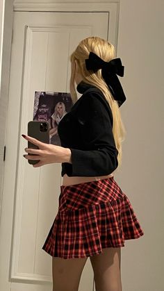 Outfits With Plaid Skirts, Cute Mini Skirt Outfits, Tartan Mini Skirt, Aged Clothing, Pleated Skirt Outfit, Clueless Outfits, London Outfit, Miniskirt Outfits, Aesthetic Pics