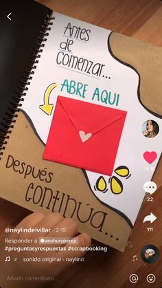 a person holding an envelope in front of a book with the words despues continua written on it