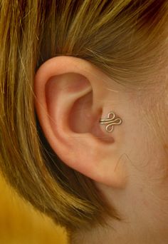 ear cuff Ear Cuff Wire, Tragus Cuff, Tragus Ear Cuff, Wire Ear Cuffs, Vintage Tattoos, Rings Pink, Rings Ideas, Bijoux Fil Aluminium, Silver Ear Cuff