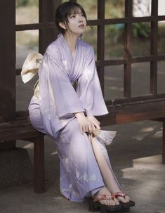 Kimono Sitting Pose, Purple Kimono, Pretty Kimonos, Traditional Asian Dress, Japanese Yukata, Portrait Photography Poses