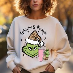 Bougie Christmas, Cute Grinch, Sweater Drying Rack, Grinch T Shirt, Christmas Movie Shirts, Grinch Shirts, Merry Grinchmas, Cat Sweatshirt, Christmas Movie