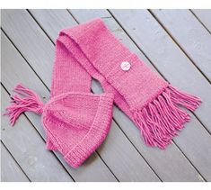 a pink scarf on top of a wooden floor with the title child's rib scarf and beanie