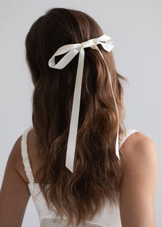 The Gretta Bow Barrette exudes the elegant insouciance of a ribbon casually tied in the hair, with the convenience of an easy-to-fasten barrette. The expertly draped silk ribbon stands out for its exceptional quality; each bow is crafted by hand in our Brooklyn studio. The automatic French barrette closure makes it versatile enough to wear in an endless number of hairstyles, in any type of hair. Bridesmaid Bows In Hair, Hair Accessories Elegant, White Bows In Hair, White Ribbon In Hair, Wedding Hair With Bow, White Bow In Hair, White Bow Hairstyle, Wedding Hair Ribbon, Long Hair With Bow