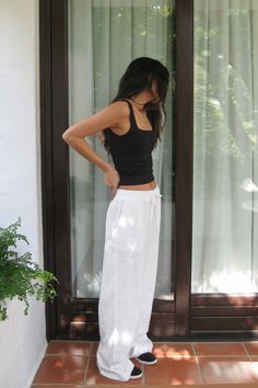 These trousers are made of linen and feature a wide leg with a straight fit. They have an elasticized waist with an adjustable drawstring and a self tie closure and side slant pockets. Inseam length in size 36: 80 cm / 31.49 in. Linen Trousers Outfit, White Linen Trousers, Linen Pants Outfit, White Linen Pants, Black Tank Top, 가을 패션