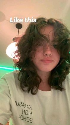 Shaggy Curly Hair Round Face, Curly Grunge Haircuts, Grunge Curly Haircut, Wavy Shaggy Haircuts, Curly Wolfcut Women, Wolfcut Hair Wavy, Curly Haircut Wolfcut, Curly Wolf Cut No Bangs, Wolf Cut Hair Curly Wavy