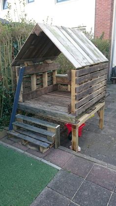 a wooden structure with a roof made out of pallets