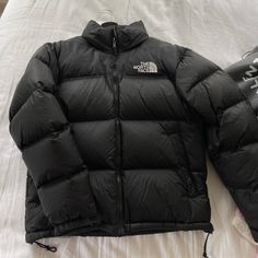 Black North Face Puffer Size : Small Very Warm & Stylish. Still Has Tags On! Northface Puffer Coat Men, Black The North Face Puffer Jacket With Pockets, North Face Puffer Jacket Outfit Men, Purple North Face Puffer, Northface Puffer Coat, North Face Puffer Jacket Outfit, Black North Face Puffer Jacket, Puffer Jacket Outfit Men, Black North Face Puffer