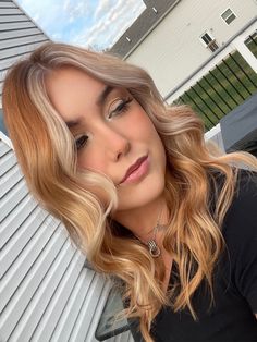 Orange hair that has blonde money piece in front. Hair inspiration Orange Hair With Blonde, Redhead Hairstyles Long, Blonde Hair Goals, New Hair Look, Hair Color Unique, Peach Hair