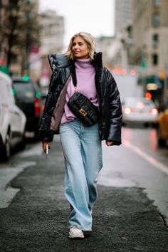 Leather Puffer Jacket Outfit, Outfits With Puffer Jackets, Nyfw Style, Street Style New York, Leather Puffer, Leather Puffer Jacket, Fashion Street Style, Cozy Coats, New York Street Style