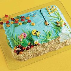 there is a cake that looks like it has fish on it and under the seaweed