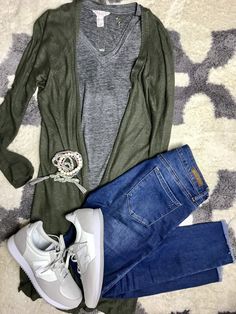 Outfits With Grey Sneakers, Olive Shoes Outfit, Outfit With New Balance Sneakers, Olive Green Cardigan Outfit, Gray Sneakers Outfit, Grey Shoes Outfit, Grey Tshirt Outfits, Outfit With New Balance, Gray Shoes Outfit