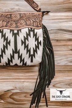 western purse crossbody leather fringe Western Crossbody Purse, Western Diy, Hand Bags Ideas, Ranch Wife, Country Accessories, Purse With Fringe