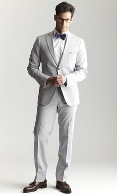 Light grey suit with navy bow tie Bow Tie Suit, White Linen Suit, Michael Bastian, Swag Men, Sharp Dressed Man, Casual Sportswear