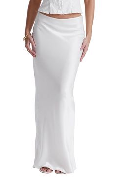 Delicate Heels, White Maxi Skirt Outfit, White Satin Skirt, Silky Skirt, White Long Skirt, Satin Maxi Skirt, White Maxi Skirts, Maxi Skirt Outfits, Skirt Trends