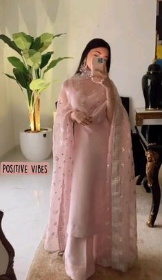 Wedding Dresses For Siders Women Indian, Pink Suit Indian, Unique Kurta Designs Women, Pink Suits Women Indian, Pink Suits Women, Indian Wedding Guest Dress, Haldi Photoshoot, Desi Fits, Bridal Couture Week