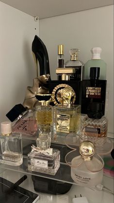 Designer Perfume Collection, Aesthetic Perfume Collection, Good Girl Perfume Aesthetic, Perfume Collection Aesthetic, Fragrance Aesthetic, Parfum Collection, Fragrance Lab, Fragrances Perfume Woman, Perfume Floral