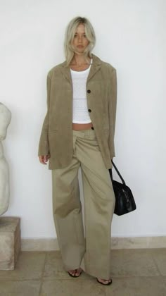 Madrid Street Style, Madrid Style, Suede Jacket Outfit, Khakis Outfit, Chill Fashion, Suede Outfit, Nyc Outfits, Fashion Trend Forecast, Pinterest Style