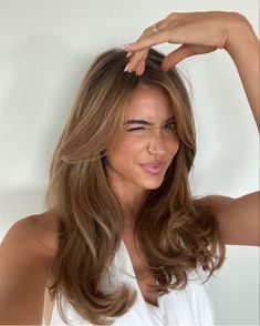 Hint Of Red Hair Color, Beige Bronze Hair, Fall Haircut, Light Brunette Hair, Rambut Brunette, Honey Brown Hair, Brown Hair Looks, Brown Hair Inspo, Brunette Hair With Highlights