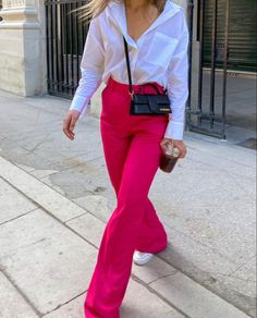 White And Hot Pink Outfit, White Shirt Outfit Street Style, Jacquemus Summer, London Ootd, Bright Colored Outfits, Christmas Soldiers