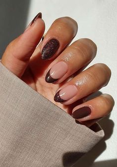 Ya tenemos claras las tendencias en colores que arrasarán este 2024 y también hemos recopilado diseños de uñas de invierno muy elegantes y naturales. Hoy queremos compartir contigo diferentes manicuras elegantes muy en tendencia que son perfectas para llevar durante este año. ¡Echa un vistazo a la galería para descubrirlas!¿QUÉ UÑAS SE LLEVARÁN EN febrero 2024?Febrero es el mes del amor y las uñas de San Valentín serán las grandes protagonistas (aquí puedes ver 10 manicuras elegantes y amoros... Aesthetic Winter Nails, Winter Nails 2023, 20 Aesthetic, Aesthetic Winter, Thanksgiving Nails, Nails 2023