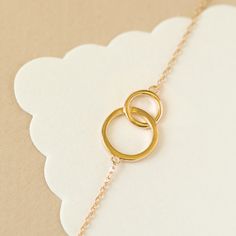 This classic Interlocking circles bracelet is minimal and elegant. This will be a gift your bridesmaid will love and want to wear everyday! Gold Vermeil .925 Sterling Silver Hypoallergenic, lead and nickel free Interlocking Circle: Length 0.75in (2cm) x Width 0.5in(1.3cm) Adjustable Chain Length 6-7.5in (15.2-19cm) Lobster Clasp Handcrafted in NYC #B311 Elegant Adjustable Circular Chain Bracelet, Elegant Yellow Gold Nickel-free Bracelets, Elegant Sterling Silver Circle Bracelets, Hypoallergenic Adjustable Open Circle Jewelry, Minimalist Adjustable Chain Bracelet For Anniversary, 14k Gold Minimalist Jewelry As Bridesmaid Gift, Classic Bracelet Jewelry For Bridesmaid Gift, Classic Bracelet For Bridesmaid Gift, Minimalist Nickel-free Rose Gold Bracelets