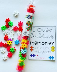 a pen with some colorful beads on it next to a sign that says i loved building memories