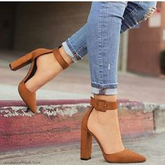 Talons marrons en daim Shoes Cheap, Shoes Retro, Point Shoes, Ankle Strap Pumps, Strap Pumps, Lace Up Sandals