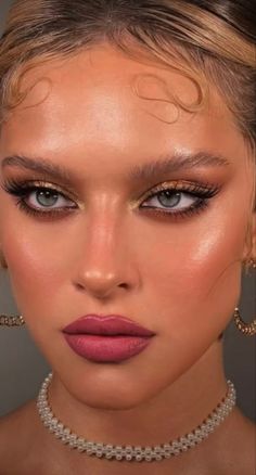 Slick Makeup Look, Glazed Skin Makeup, Ball Make Up Looks, Glowing Glam Makeup, Glowy Glam Makeup Prom, Makeup For Cool Undertones And Blue Eyes, Super Model Makeup Look, Bronzed Eye Makeup, Glowy Makeup Glam