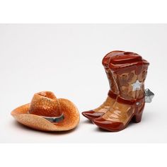 Yee-haw! Add a fun western-style touch to your kitchen with these hand-painted ceramic Cowboy Hat and Boots salt and pepper shakers! Great for home Decor gifting or spicing up your kitchen/dining table. Perfect for the cow(boy) in your life! Cowboy Kitchen, Western Kitchen Decor, Homesteading Animals, Cowboy Coffee, Chapeau Cowboy, Bull Riding, Yee Haw, Clay Art Projects, Hand Painted Ceramic