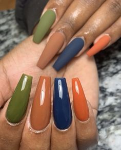 Autumnnail Designs 2022, Autumn Nails Multi Color, Fall Nails Multiple Colors, Fall Orange Color Nails, Nail Fall Colors 2022, Orange And Brown Fall Nails, Fall Nail Art Square, Fall Nails 2022 Color Trends Short Square, Trendy Nails Fall 2022