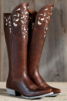 Image Bota Country, Looks Country, Ariat Boots, Leather Boots Women, Cowgirl Style, Crazy Shoes, Girls Boots, Shoe Obsession, Cowgirl Boots