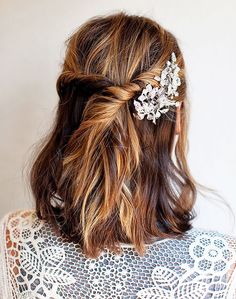 Spend more time focusing on the things that really matter this holiday season by doing these blissfully simple hairstyles that only take five minutes. Diy Bridal Hair, Wedding Hair Tips, Bridal Hair Tutorial, Twisted Hair, Katherine Heigl, Short Wedding Hair, Penteado Cabelo Curto, Holiday Hairstyles, Good Hair Day