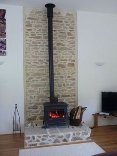 an image of a living room with a fire place