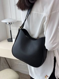 Black Bags Women, Black Purse Outfit, My Style Bags, Latest Bags, Fancy Bags, Pretty Bags, Unique Bags, Black Leather Bags