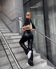 How To Style Leather Pants, Jess Hunt, Minimal Outfit, Winter Fashion Outfits, Model Poses, White Fashion, Street Styles, Instagram Aesthetic