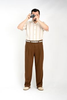 With these elegant, casual and airy pleated trousers, the gentleman will cut a fine figure not only on the beach promenade. These brown pleated trousers made from a bamboo blend have a 4 cm wide waistband, 2 pleats, creases, cuffs, belt loops and wing pockets. There is 1 back pocket with a button. Bamboo is extremely sustainable, comfortable to wear, breathable and looks beautiful. Material: 49% bamboo | 49% recycled polyester | 2% lycra Washing instructions: 30 degrees gentle cycle The trouser Classic Full Length Dress Pants For Summer, Classic Pleated Summer Pants, Classic Summer Pleated Pants, Summer Classic Pleated Pants, Summer Formal Pleated Pants, Retro Tapered Leg Summer Pants, Classic Brown Summer Pants, Classic Summer Bottoms With Accordion Pleats, Beach Promenade