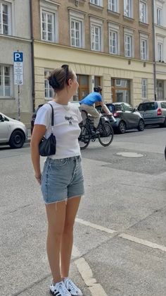 #outfits #outfitideas #outfitstyle #outfitgoals #outfitgoals #ootd #ootdfashion Europe Shorts Outfit, Basic Outfits Women Summer, Aesthetic Samba Outfit, Simple Womens Outfits, Shorts And Sambas, Samba Girl Outfit, Cool Summer Day Outfit Casual, Outfit Inspo Adidas Samba, Summer Adidas Samba Outfit