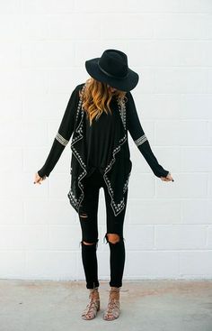 Boho girl in all black, nude sandals and a hat. Japan Street Fashion, Midi Kimono, Bohemian Outfit, California Winter, Black Bohemian, Estilo Hippie, Winter Attire, Big Sweaters, Mode Boho