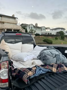 Cute Dates With Your Boyfriend, Dream Date Ideas, Trunk Date Night Car, Cute Summer Dates, Car Picnic Date, Stargazing Date Ideas, Backyard Stargazing, Truck Date, Drive In Movie Date