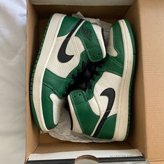 2018 Air Jordan 1 Mid 'Pine Green' Size 5.5 In Men’s Like Brand New Green Jordan Shoes With Rubber Sole For Sports, Green Leather Basketball Shoes With Boost Midsole, Green High-top Jordan Sports Shoes, High-top Green Jordan Sports Shoes, Green High-top Basketball Shoes With Contrast Sole, Green High-top Custom Sneakers For Sports, Green Mid-top Jordan Shoes For Streetwear, Green Mid-top Jordan Shoes With Boost Midsole, Sporty Green Jordan Shoes With Round Toe