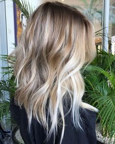 Medium To Long Choppy Hairstyle Blonde Summer Hair 2023 Medium, Fall 2023 Blonde Hair Trends, Blonde Hair Summer 2023, Champagne Blonde Hair Balayage, Trendy Hair Colors For Blondes, Blonde Balayage Medium Length, Low Maintenance Blonde Balayage, Lived In Blonde Balayage, Long Choppy Hair