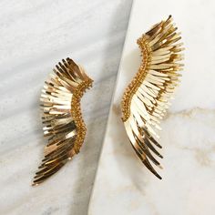 Gold Party Ear Cuff With Matching Earrings, Elegant Yellow Gold Wrap Earrings For Party, Gold Single Wrap Earring For Party, Elegant Gold Ear Cuff For Evening, Gold Wing-shaped Earrings For Party, Gold Wing-shaped Party Earrings, Elegant Wing-shaped Earrings For Party, Elegant Wing-shaped Party Earrings, Gold Drop Earrings For Party