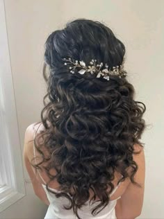 Natural Curly Bridesmaid Hairstyles, Naturally Curly Wedding Hair, Wash Curly Hair, Prom Curly Hairstyles, Long Curly Wedding Hair, Curly Bridal Hair, Bridal Hair Half Up, Ball Hair, Engagement Hairstyles